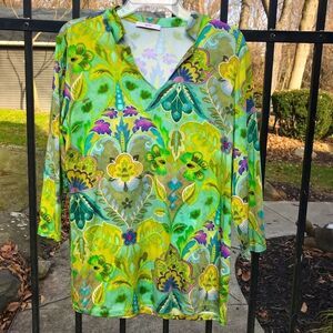 Leggiadro NOTCH COLLAR V-NECK LIONE TEE IN green floral
